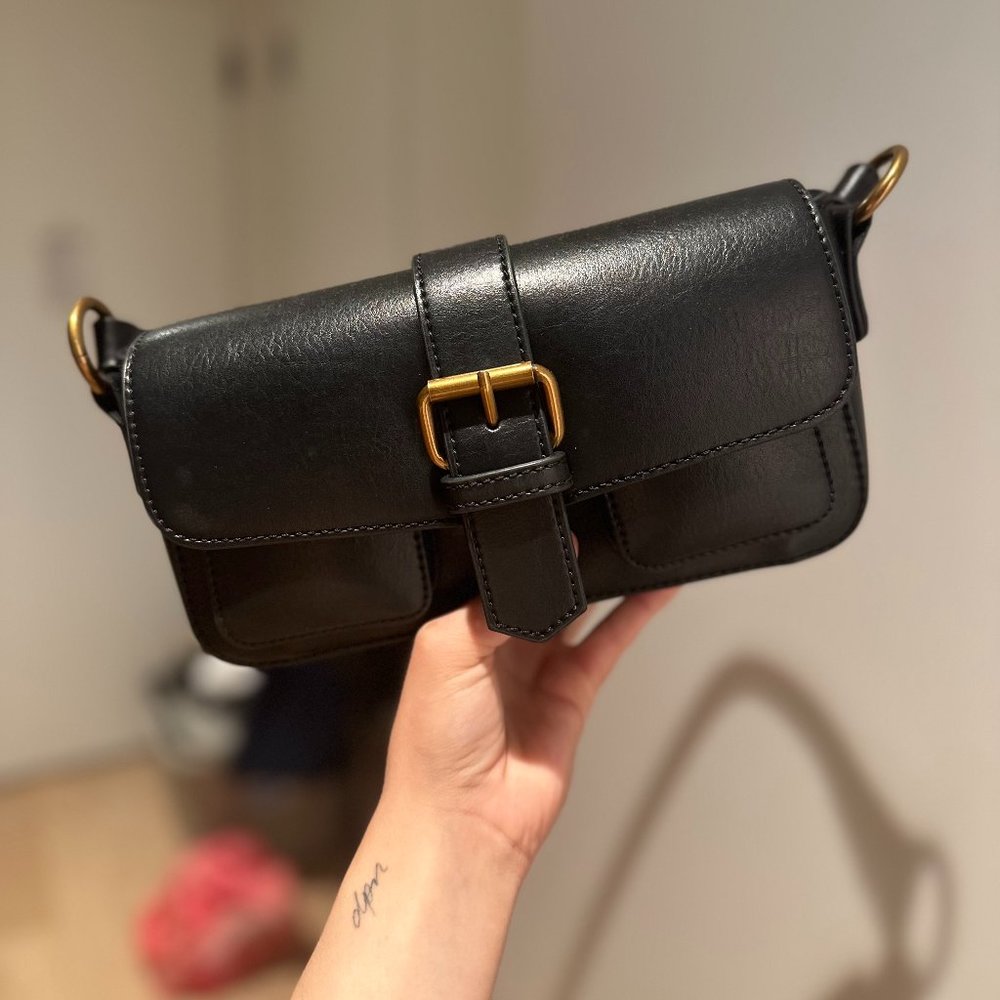 <3 BRANDY MELVILLE BLACK FAUX LEATHER SHOULDER PURSE <3